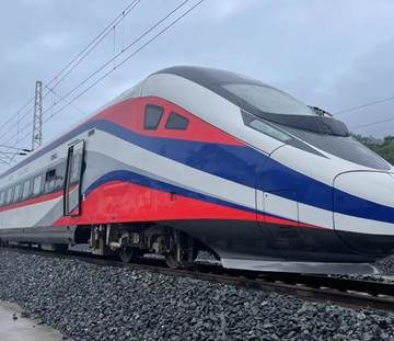 Lao travelers hop on China-Laos Railway for refreshing New Year journeys