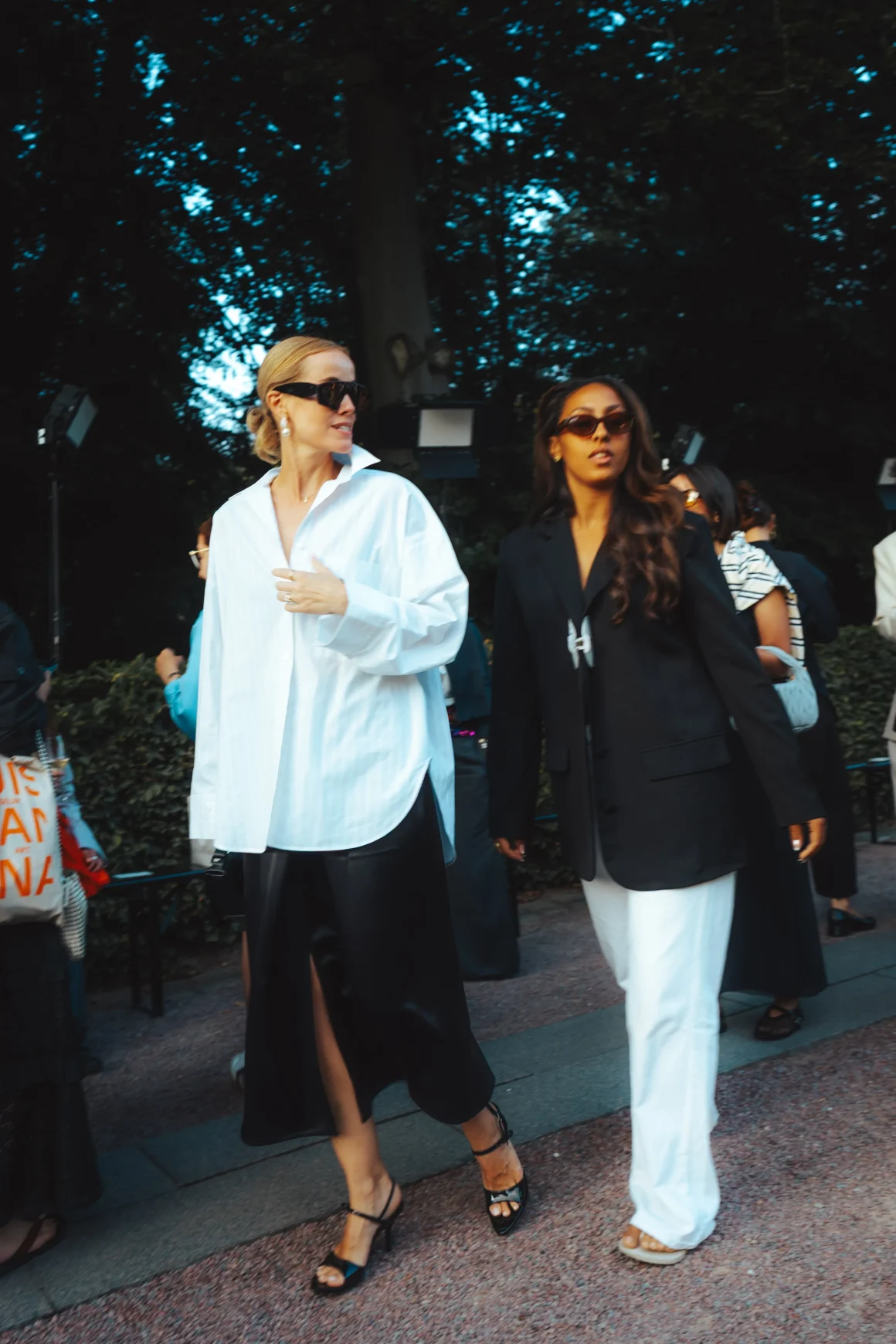 10 Black-and-White Outfits to Master Transitional Dressing
